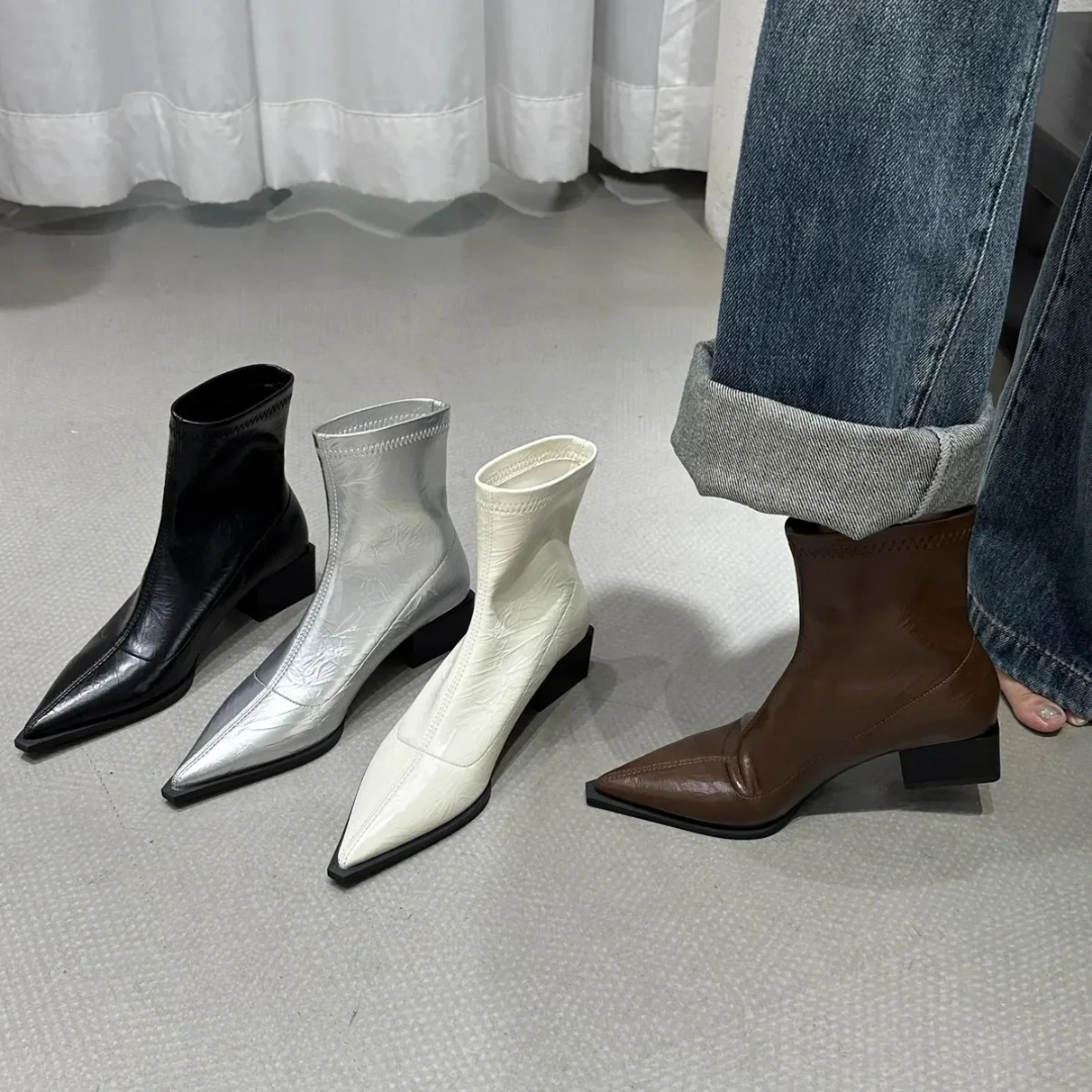 "Elegante Damen Stiefeletten mit spitzem Zehen-Design, schlanker Silhouette, ideal für Büro und Freizeit, hoher Komfort."