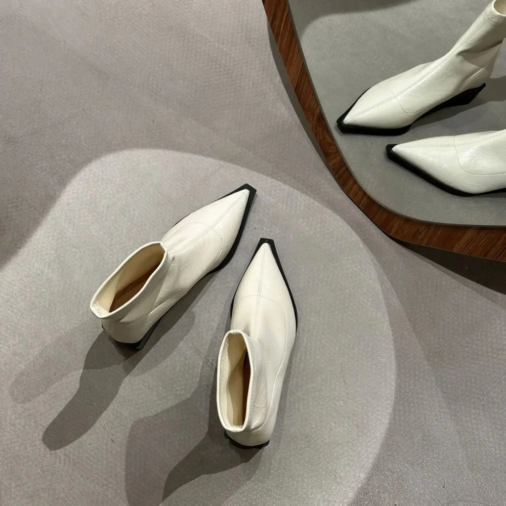 "Elegante Damen Stiefeletten mit spitzem Zehen-Design, schlanker Silhouette, ideal für Büro und Freizeit, hoher Komfort."