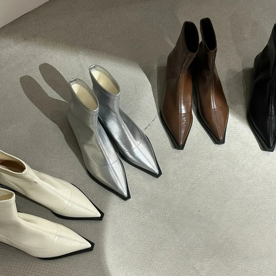 "Elegante Damen Stiefeletten mit spitzem Zehen-Design, schlanker Silhouette, ideal für Büro und Freizeit, hoher Komfort."