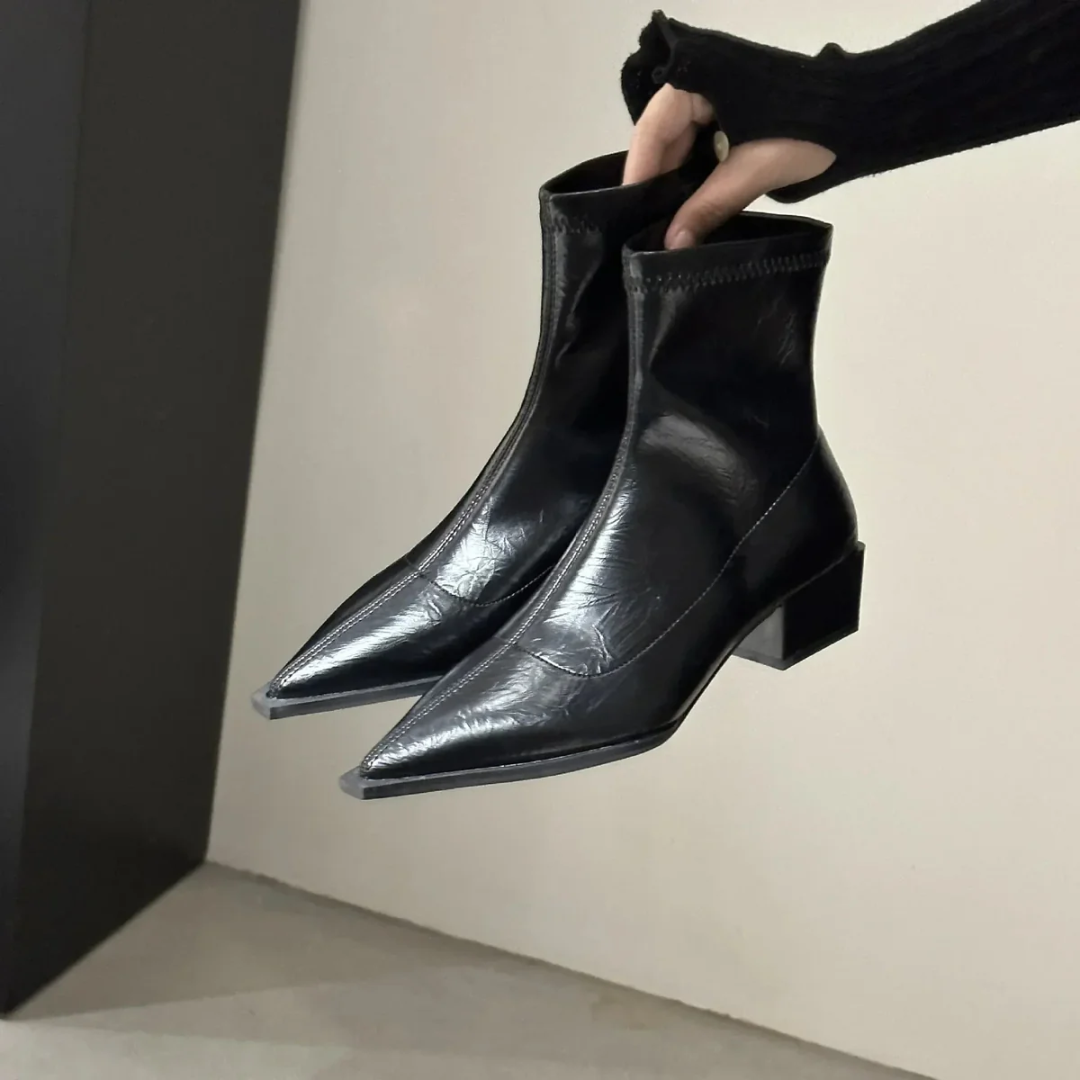 "Elegante Damen Stiefeletten mit spitzem Zehen-Design, schlanker Silhouette, ideal für Büro und Freizeit, hoher Komfort."