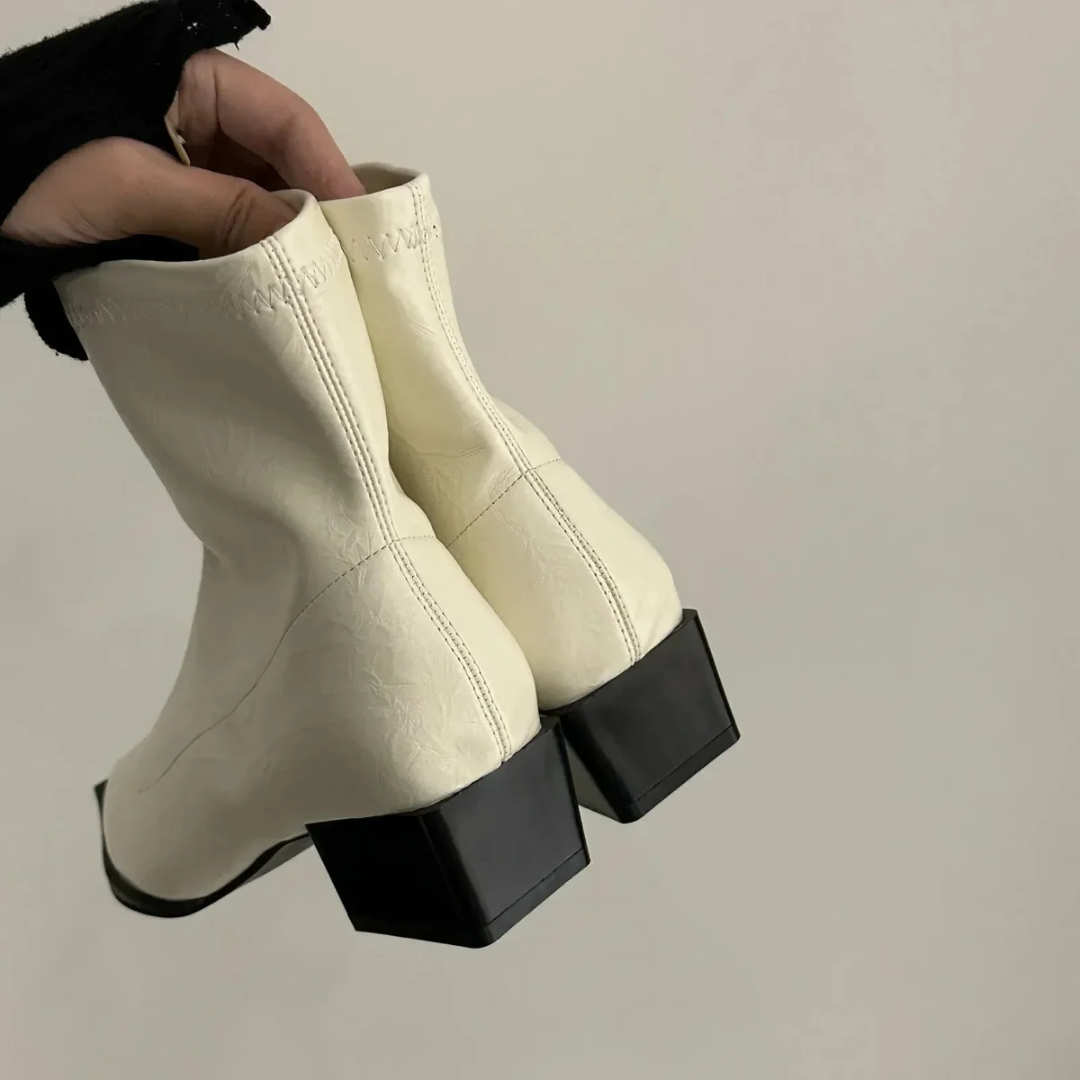 "Elegante Damen Stiefeletten mit spitzem Zehen-Design, schlanker Silhouette, ideal für Büro und Freizeit, hoher Komfort."