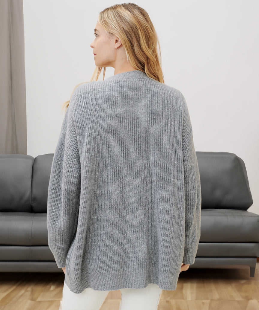 "Elegante Damen Strickjacke in beige mit feiner Struktur und langer Passform, ideal für vielseitige Alltags- und Abendlooks."