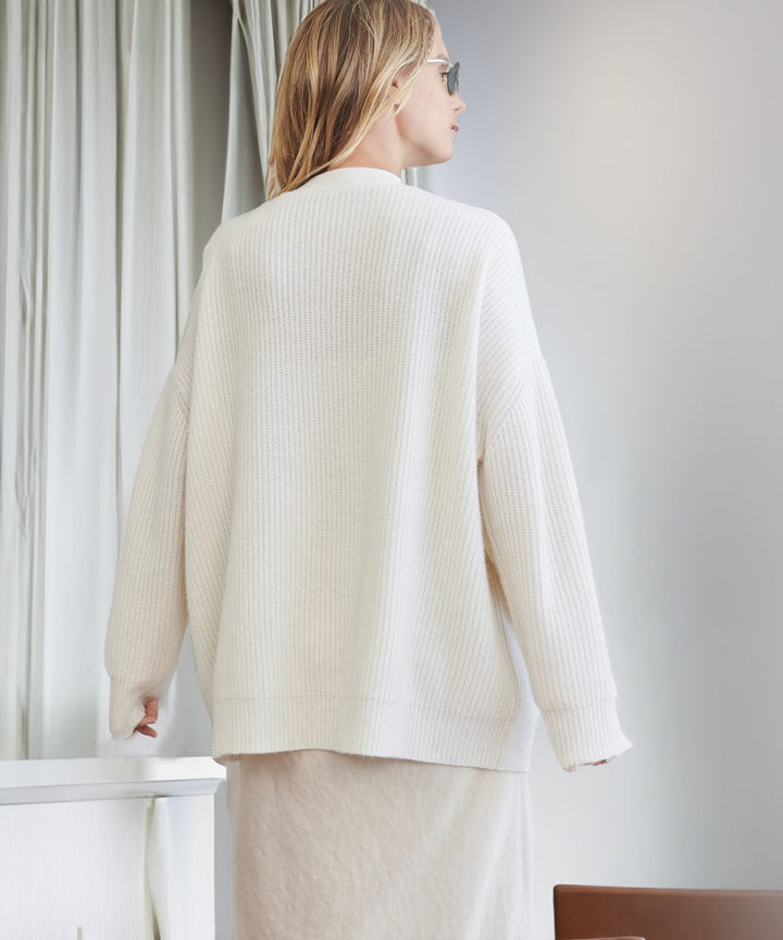 "Elegante Damen Strickjacke in beige mit feiner Struktur und langer Passform, ideal für vielseitige Alltags- und Abendlooks."
