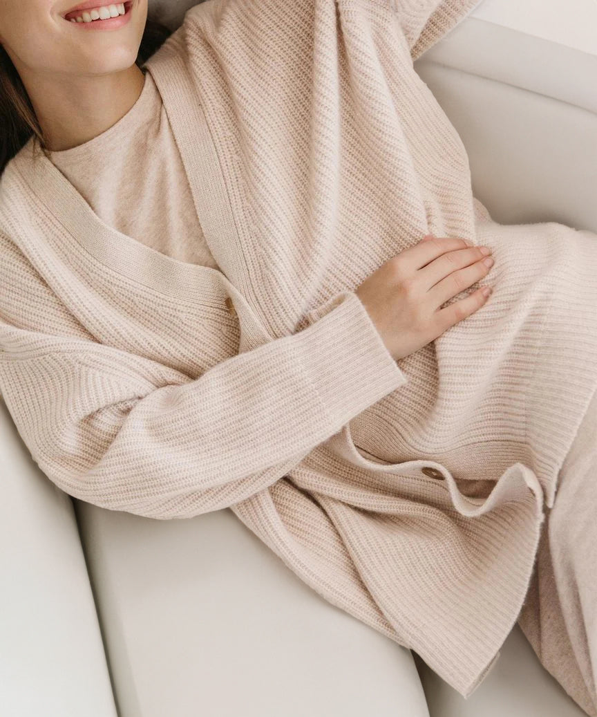 "Elegante Damen Strickjacke in beige mit feiner Struktur und langer Passform, ideal für vielseitige Alltags- und Abendlooks."