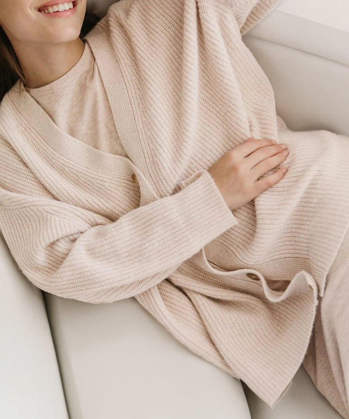 "Elegante Damen Strickjacke in beige mit feiner Struktur und langer Passform, ideal für vielseitige Alltags- und Abendlooks."