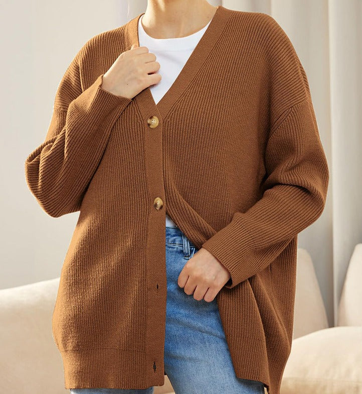 "Elegante Damen Strickjacke in beige mit feiner Struktur und langer Passform, ideal für vielseitige Alltags- und Abendlooks."
