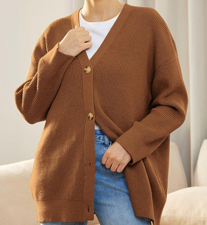 "Elegante Damen Strickjacke in beige mit feiner Struktur und langer Passform, ideal für vielseitige Alltags- und Abendlooks."