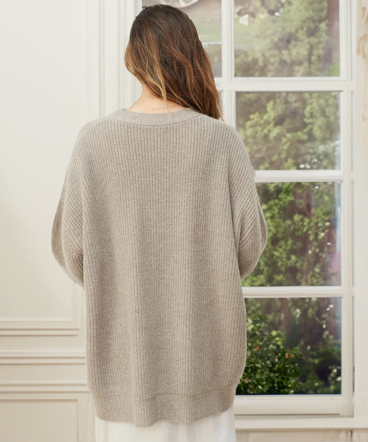"Elegante Damen Strickjacke in beige mit feiner Struktur und langer Passform, ideal für vielseitige Alltags- und Abendlooks."