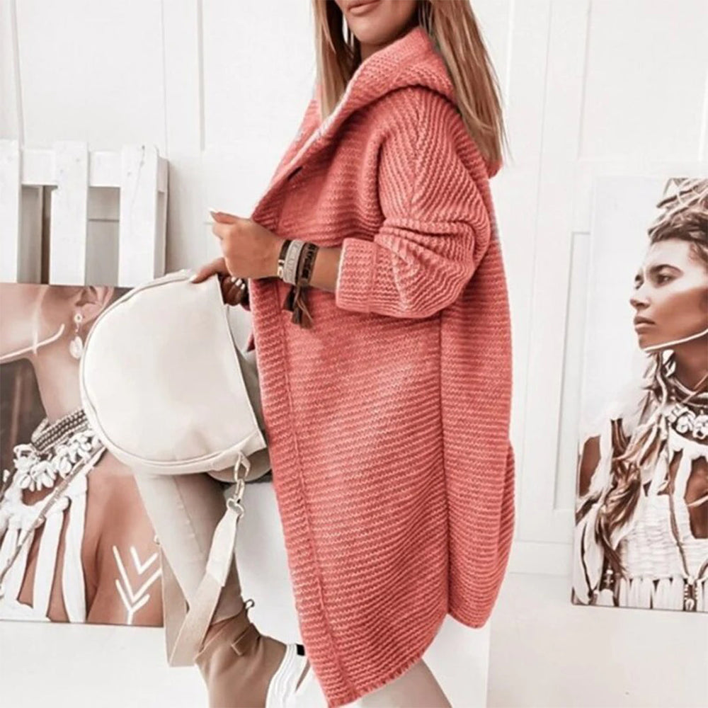 "Elegante Damen-Strickjacke in klassischem Muster, schmeichelnder Schnitt, vielseitig kombinierbar für Komfort und Stil."