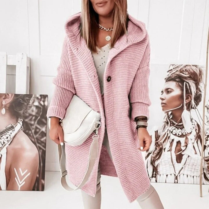 "Elegante Damen-Strickjacke in klassischem Muster, schmeichelnder Schnitt, vielseitig kombinierbar für Komfort und Stil."