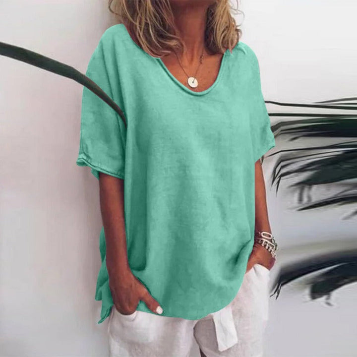 "Elegante Damenbluse in Dunkelgrau mit V-Ausschnitt und kurzen Ärmeln, luftig aus atmungsaktivem Material für den Sommer."