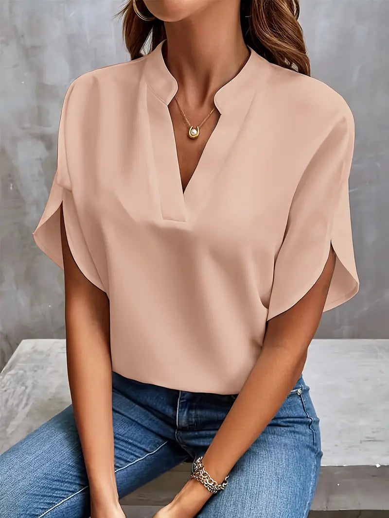 Elegante Damenbluse in zeitlosem Design, leicht und vielseitig, Vorderansicht, ideal für jeden Anlass und in vielen Farben.