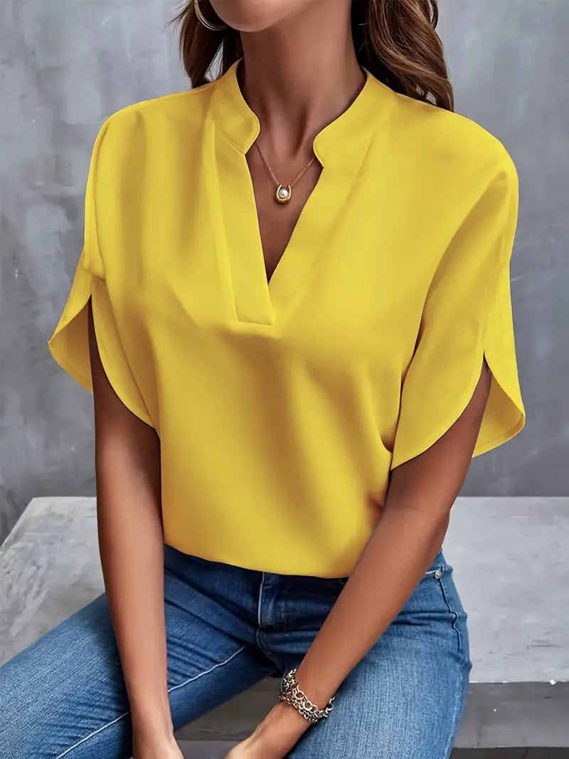 Elegante Damenbluse in zeitlosem Design, leicht und vielseitig, Vorderansicht, ideal für jeden Anlass und in vielen Farben.