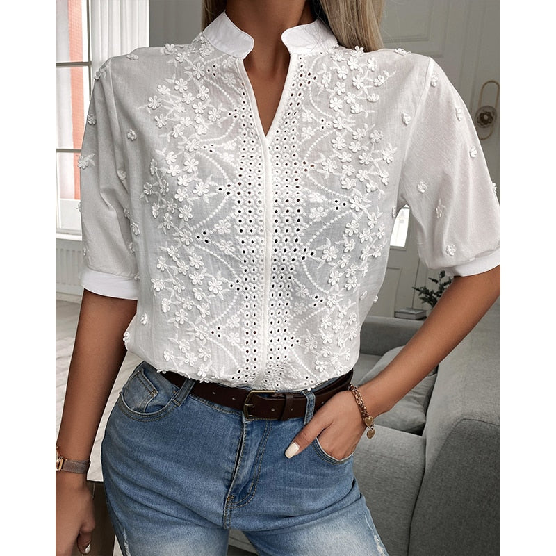 Elegante Damenbluse mit stilvollem Muster, vielseitig kombinierbar, in sanften Farben, ideal für Büro oder Freizeit.
