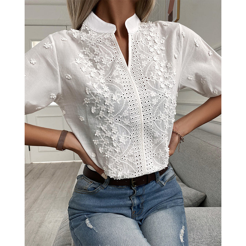 Elegante Damenbluse mit stilvollem Muster, vielseitig kombinierbar, in sanften Farben, ideal für Büro oder Freizeit.