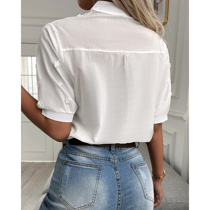 Elegante Damenbluse mit stilvollem Muster, vielseitig kombinierbar, in sanften Farben, ideal für Büro oder Freizeit.