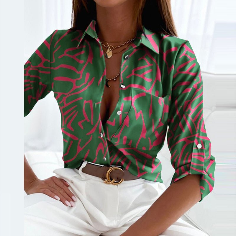 "Elegante Damenbluse mit Umlegekragen, zeitloses Design, hochwertige Materialien, in Weiß, vielseitig kombinierbar."