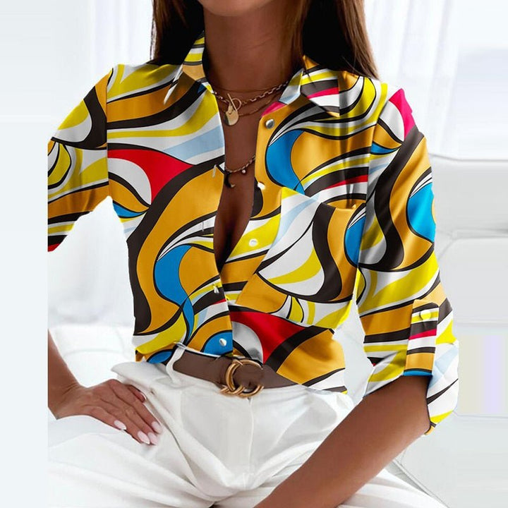 "Elegante Damenbluse mit Umlegekragen, zeitloses Design, hochwertige Materialien, in Weiß, vielseitig kombinierbar."