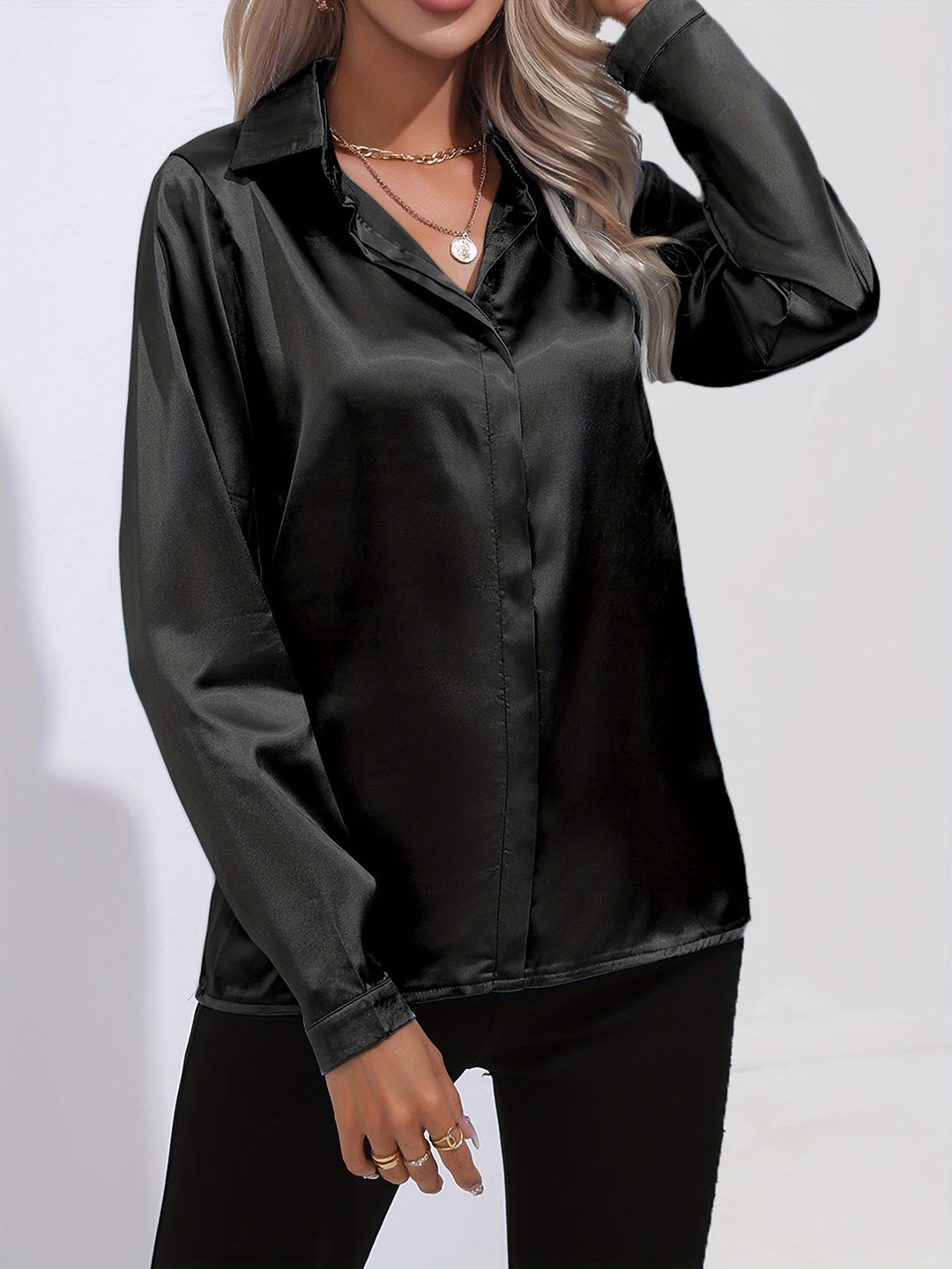 "Elegante Damenbluse, seidige Textur, vielseitiges Design, klassische Farben, ideal für Büro und Anlässe, stilvoll und bequem