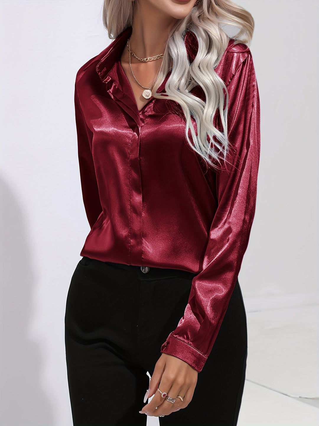 "Elegante Damenbluse, seidige Textur, vielseitiges Design, klassische Farben, ideal für Büro und Anlässe, stilvoll und bequem