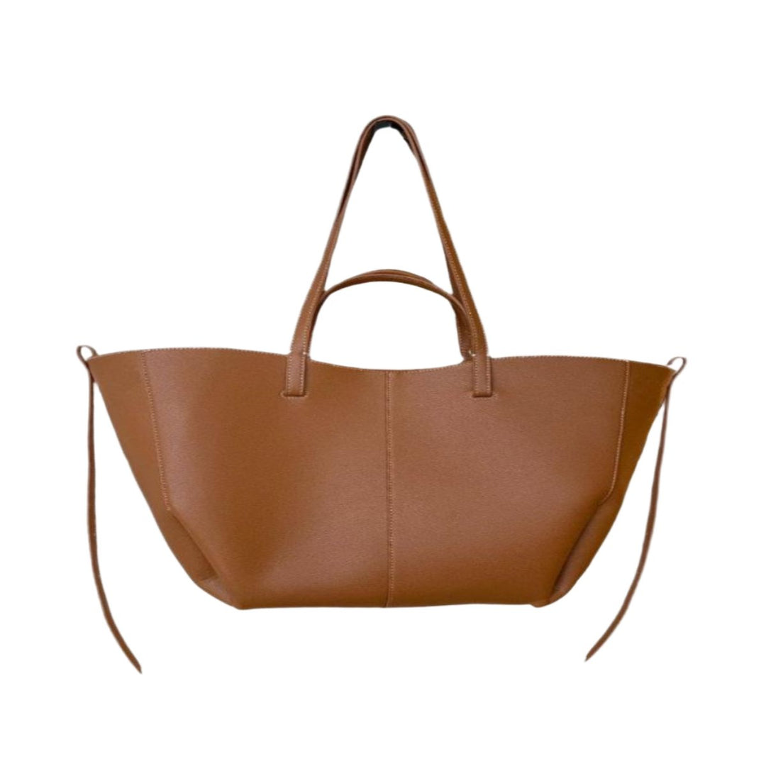 "Elegante Damenhandtasche in warmem Camel-Ton, geräumig mit vielseitigem Design, ideal für Alltags- und besondere Anlässe."