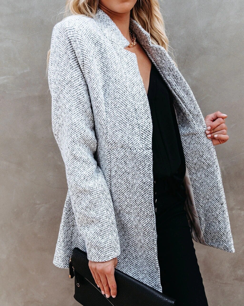 "Elegante Damenjacke in klassischem Design, figurbetont, mit langem Schnitt und stilvollem Kragen für vielseitigen Einsatz."