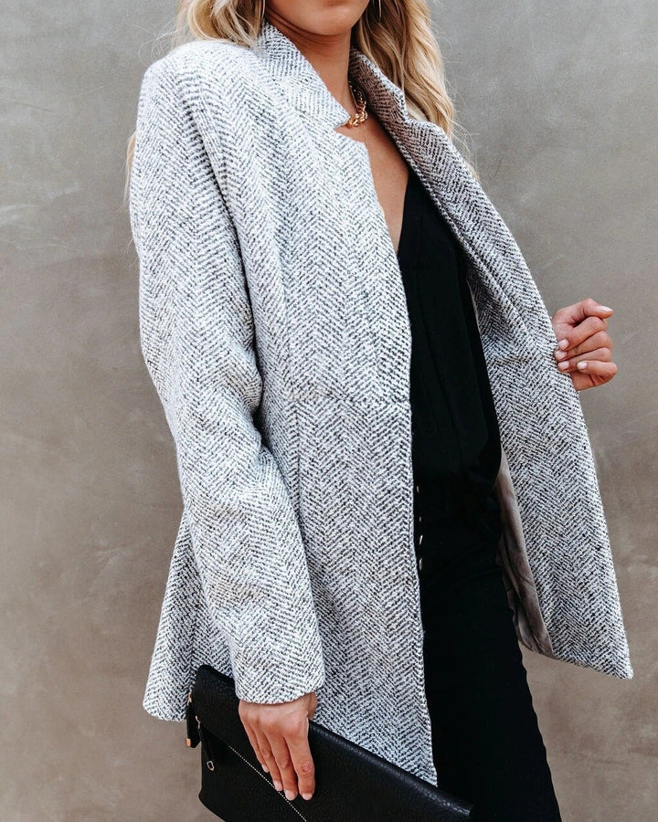 "Elegante Damenjacke in klassischem Design, figurbetont, mit langem Schnitt und stilvollem Kragen für vielseitigen Einsatz."