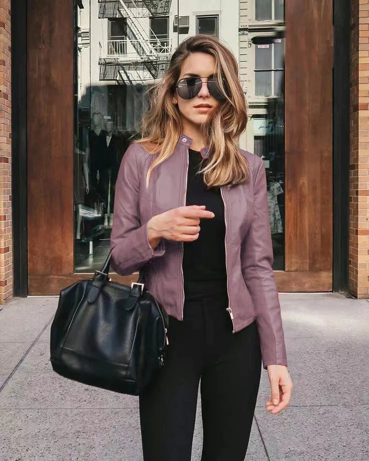 Elegante Damenjacke mit Reißverschluss, moderner Schnitt, vielseitig kombinierbar, in Armeegrün, Blau und Lila.