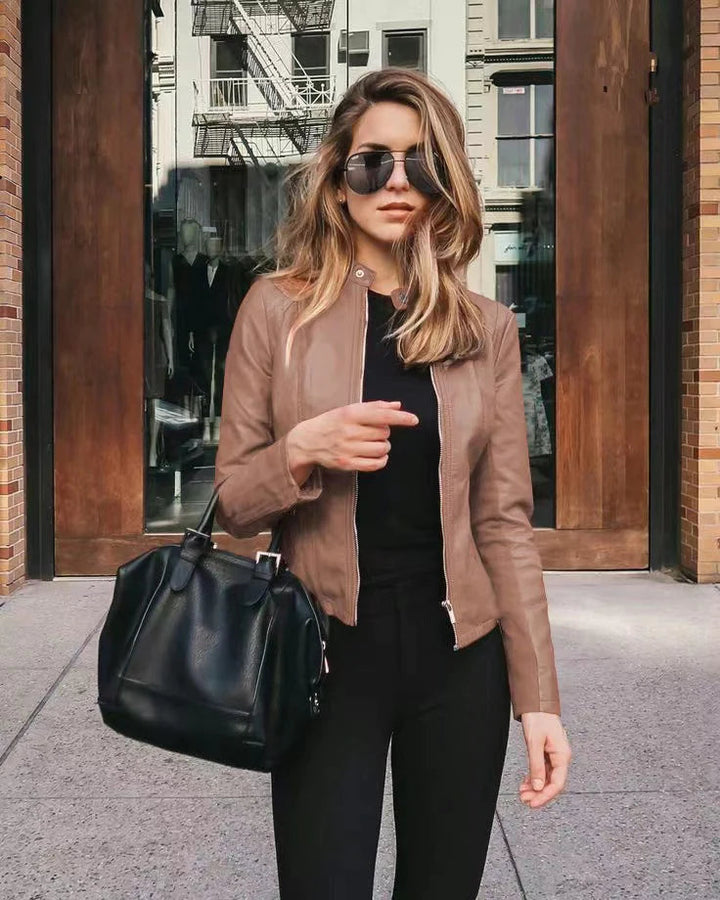 Elegante Damenjacke mit Reißverschluss, moderner Schnitt, vielseitig kombinierbar, in Armeegrün, Blau und Lila.