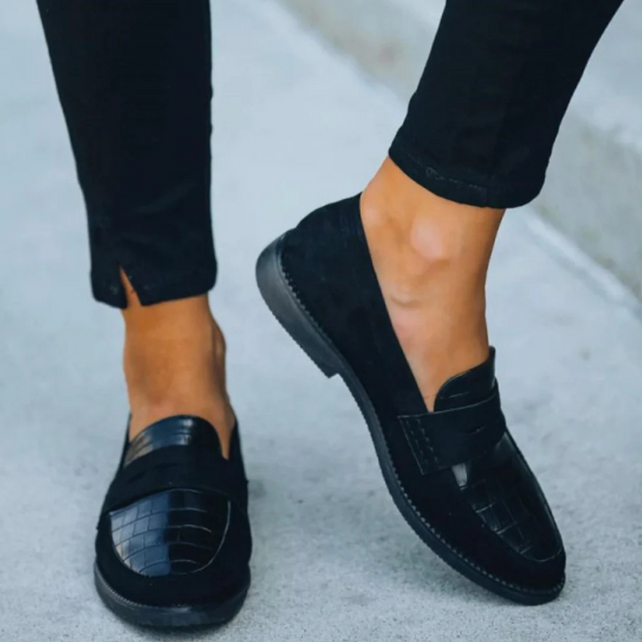 Elegante Damenmokassins aus Leder, runde Form, stilvolles Design, bequem, zeitlos, ideal für Alltag und Anlässe.