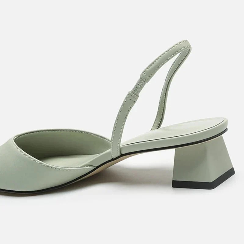 Elegante Damensandalen mit geschlossener Spitze, niedrigem Absatz; farbenfrohes Design, ideal für Büro und Freizeit.
