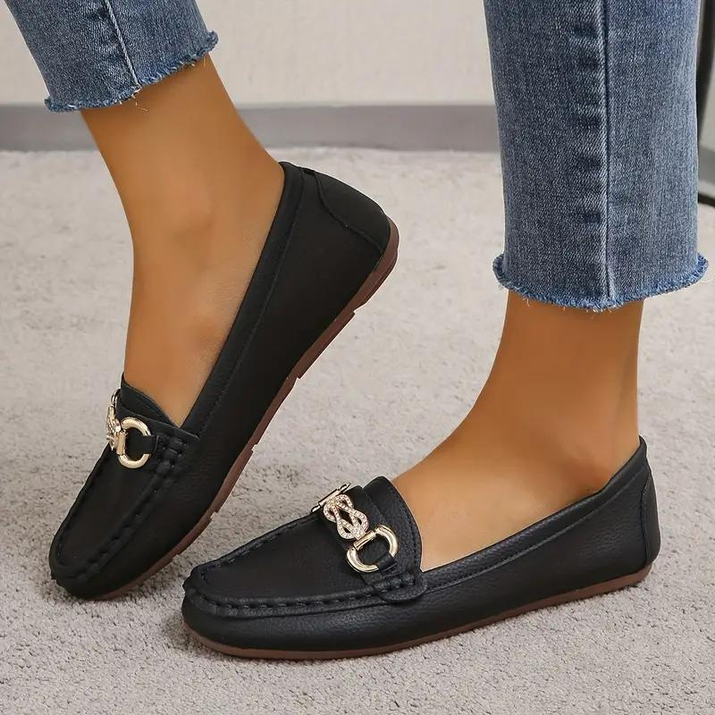 Elegante Damenschuhe: Beige Slip-On Loafers mit flacher Sohle, ideal für formelle oder lässige Anlässe. Komfort trifft Stil.