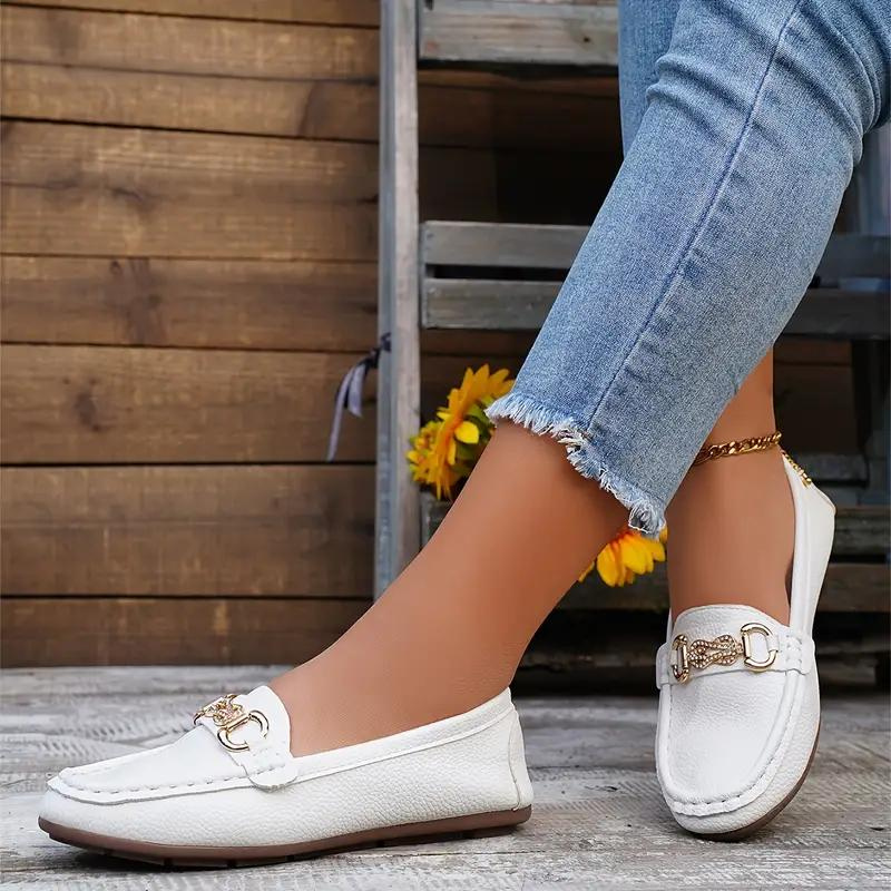 Elegante Damenschuhe: Beige Slip-On Loafers mit flacher Sohle, ideal für formelle oder lässige Anlässe. Komfort trifft Stil.