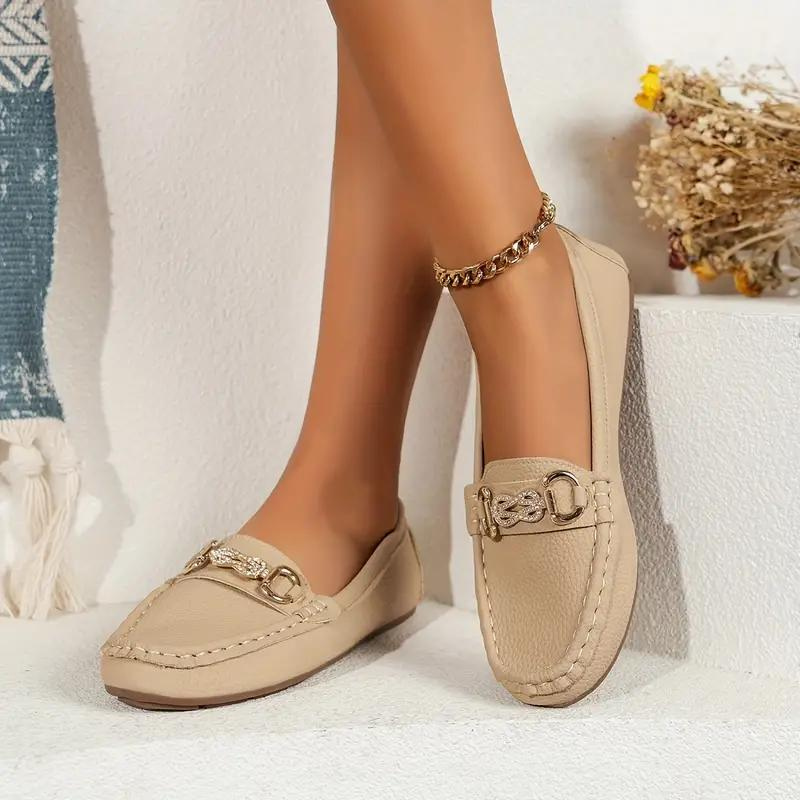 Elegante Damenschuhe: Beige Slip-On Loafers mit flacher Sohle, ideal für formelle oder lässige Anlässe. Komfort trifft Stil.