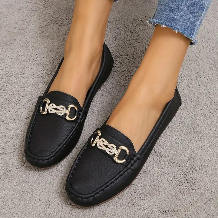 Elegante Damenschuhe: Beige Slip-On Loafers mit flacher Sohle, ideal für formelle oder lässige Anlässe. Komfort trifft Stil.