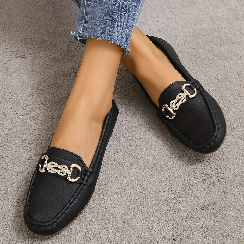 Elegante Damenschuhe: Beige Slip-On Loafers mit flacher Sohle, ideal für formelle oder lässige Anlässe. Komfort trifft Stil.
