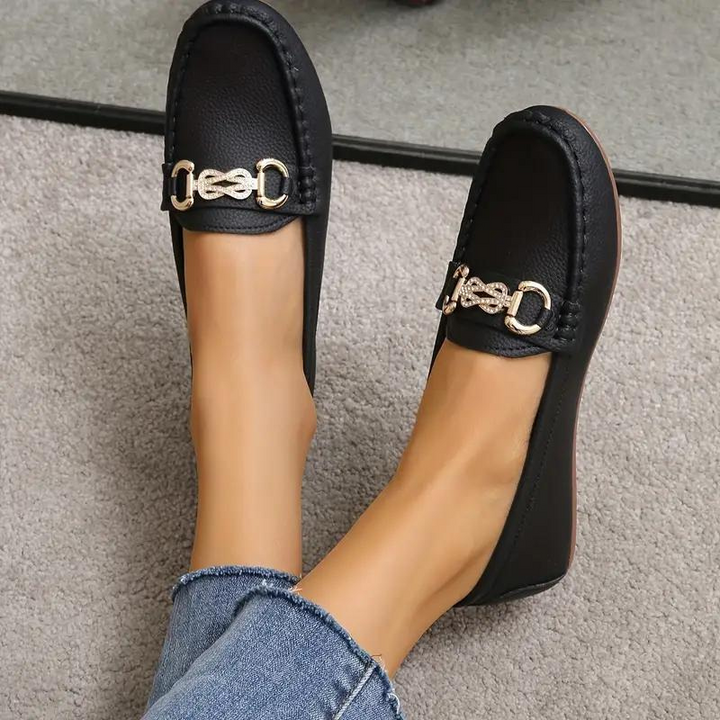 Elegante Damenschuhe: Beige Slip-On Loafers mit flacher Sohle, ideal für formelle oder lässige Anlässe. Komfort trifft Stil.