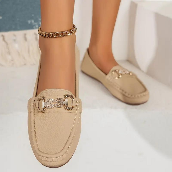 Elegante Damenschuhe: Beige Slip-On Loafers mit flacher Sohle, ideal für formelle oder lässige Anlässe. Komfort trifft Stil.