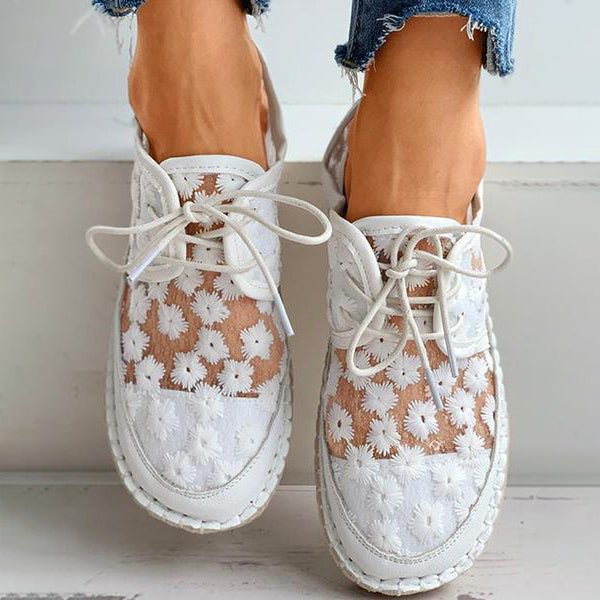 Elegante Damenschuhe mit Blumendesign, beige-weiß, komfortabel und langlebig, ideal für Freizeit und schicke Outfits.