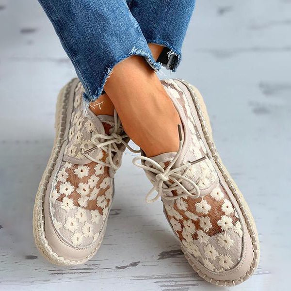 Elegante Damenschuhe mit Blumendesign, beige-weiß, komfortabel und langlebig, ideal für Freizeit und schicke Outfits.