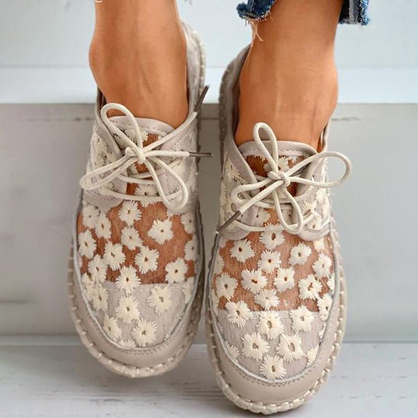 Elegante Damenschuhe mit Blumendesign, beige-weiß, komfortabel und langlebig, ideal für Freizeit und schicke Outfits.