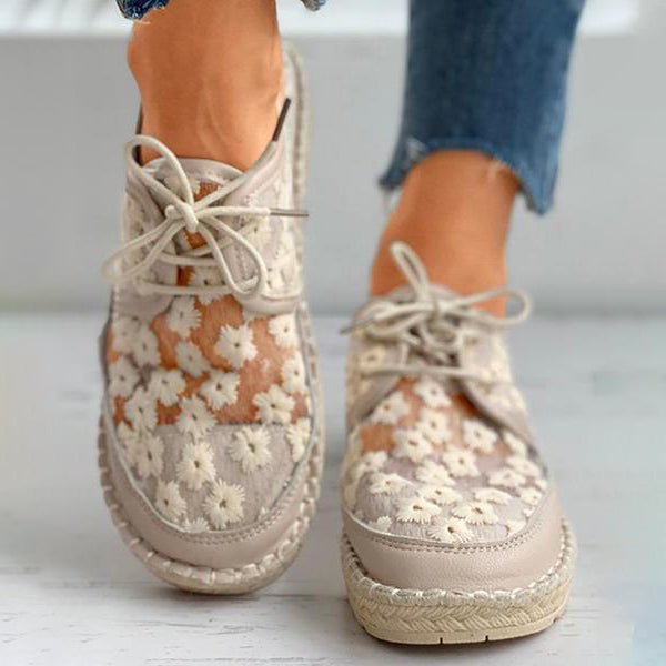 Elegante Damenschuhe mit Blumendesign, beige-weiß, komfortabel und langlebig, ideal für Freizeit und schicke Outfits.