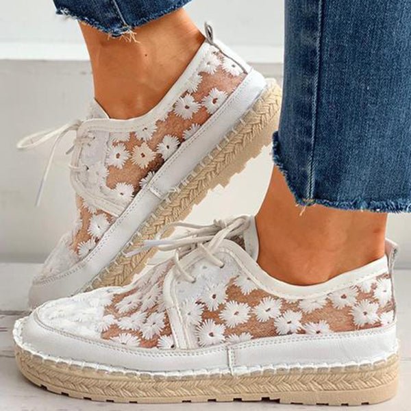 Elegante Damenschuhe mit Blumendesign, beige-weiß, komfortabel und langlebig, ideal für Freizeit und schicke Outfits.
