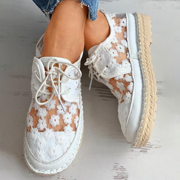 Elegante Damenschuhe mit Blumendesign, beige-weiß, komfortabel und langlebig, ideal für Freizeit und schicke Outfits.
