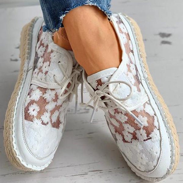 Elegante Damenschuhe mit Blumendesign, beige-weiß, komfortabel und langlebig, ideal für Freizeit und schicke Outfits.