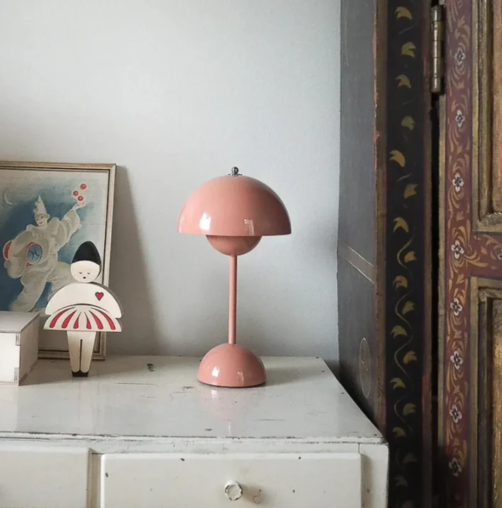 "Elegante, dimmbare LED-Touch-Tischleuchte im minimalistischen skandinavischen Design, passend für moderne Räume."
