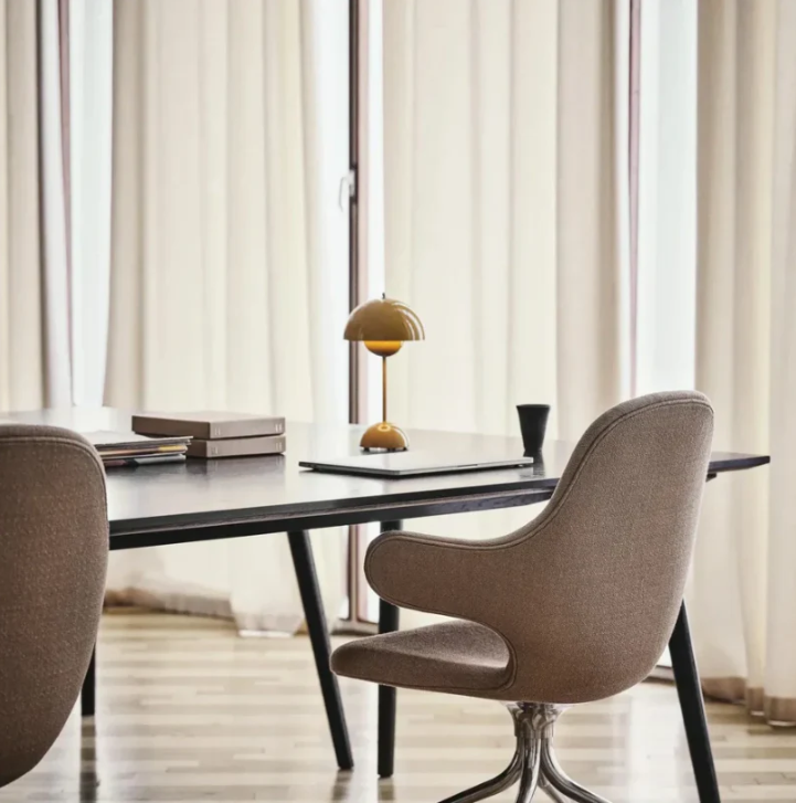 "Elegante, dimmbare LED-Touch-Tischleuchte im minimalistischen skandinavischen Design, passend für moderne Räume."