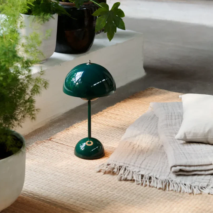 "Elegante, dimmbare LED-Touch-Tischleuchte im minimalistischen skandinavischen Design, passend für moderne Räume."