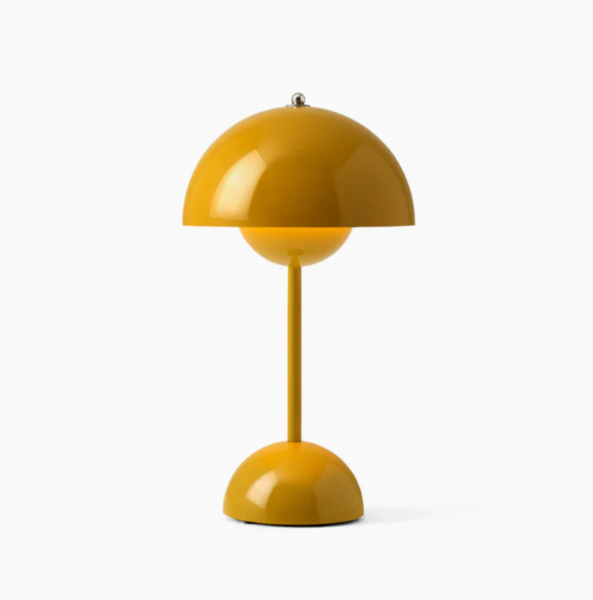 "Elegante, dimmbare LED-Touch-Tischleuchte im minimalistischen skandinavischen Design, passend für moderne Räume."