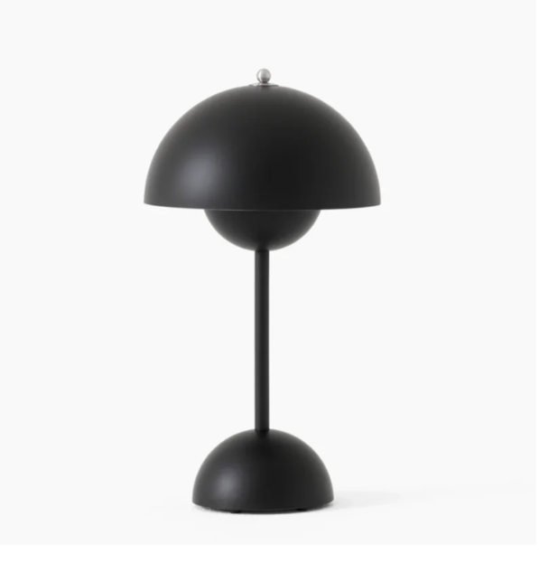 "Elegante, dimmbare LED-Touch-Tischleuchte im minimalistischen skandinavischen Design, passend für moderne Räume."